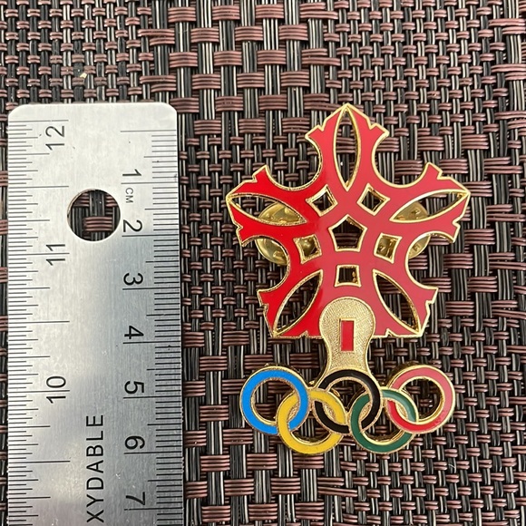 1988 Calgary Olympic Oversized Cut Out Pin - Picture 4 of 4